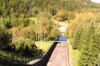 Pohled z hráze přehrady (© Jan P. Štěpánek, 05/2006)