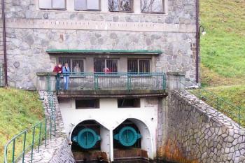 Hlavní budova pod hrází, kde se nachází výpusť, turbíny a malá expozice (© Jan P. Štěpánek, 05/2006)