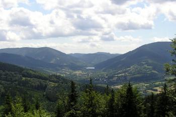 Pohled ze svahů Kotaře do údolí Morávky s přehradou ( © Jan P. Štěpánek 06/2007)