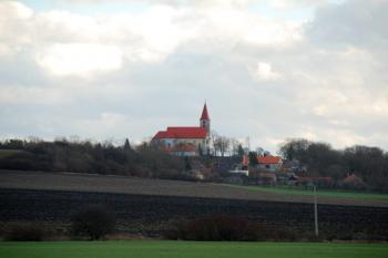 Pohled na kostel z příjezdové silnice ( © Aleš Marek 01/2007)