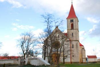 Zbytek z brány starého hřbitova spolu s kostelem ( © Aleš Marek 01/2007)