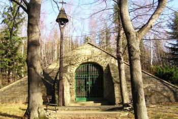Celkový pohled na Lurdskou kapli Panny Marie ( © Jan P. Štěpánek 12/2006)
