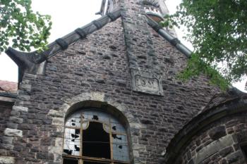 Část západní stěny s kartuší, obsahující datum stavby kostela ( © Ivan Grisa 07/2010)