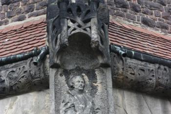 Reliéf na baldachýnu předsíně hlavního vstupu, zpodobňující Philippa Melanchtona ( © Ivan Grisa 07/2010)