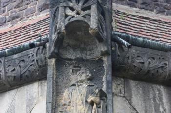 Reliéf na baldachýnu předsíně hlavního vstupu, zpodobňující Martina Luthera ( © Ivan Grisa 07/2010)