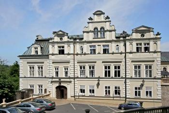 Jižní průčelí ( © Luděk Pitter 06/2007)