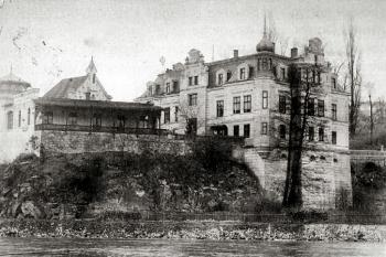 zámek na konci 19. století ( © reprofoto z obecní kroniky (in Vratislav Ryšavý: Nová zámecká kaple v Doubí, Historický sborník Karlovarska VII, SOkA Karlovy Vary, Karlovy Vary 1999))