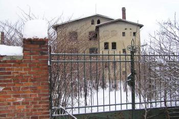 Bývalá textilka F. Křenka ještě se zachovalou ozdobnou branou do areálu ( © Jan P. Štěpánek 01/2007)