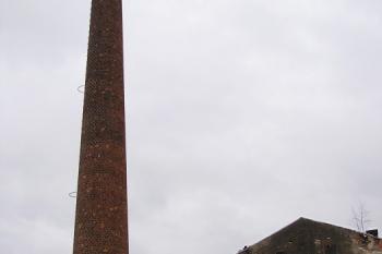 Pohled na jeden z mála dochovaných komínů textilek (© Jan P. Štěpánek, 01/2007)