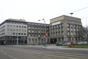 Pohled na budovu bývalé Moravskoostravské spořitelny z křižovatky ulice Nádražní a 28. října ( © Jan P. Štěpánek 02/2007)