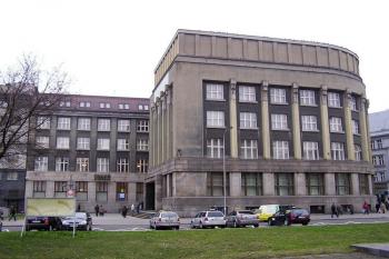 Budova bývalé Moravskoostravské spořitelny z místa zaniklého Německého domu ( © Jan P. Štěpánek 02/2007)