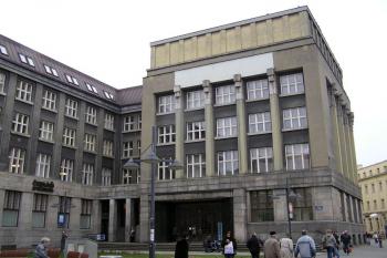 Hlavní vstup do objektu bývalé Moravskoostravské spořitelny ( © Jan P. Štěpánek 02/2007)