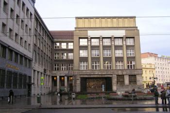 Vstupní fronta bývalé Moravskoostravské spořitelny od paláce Elektra ( © Jan P. Štěpánek 03/2007)