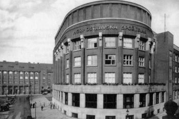 Bývalá Moravskoostravská spořitelna na náměstí Dr. E. Beneše v r. 1930 ( © Zrození velkoměsta: J. Vybíral, ERA, Šlapanice 2003)