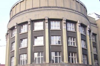 Oblé nároží bývalé Moravskoostravské spořitelny ze Zámecké ulice (© Jan P. Štěpánek, 03/2007)