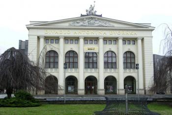 Hlavní průčelí divadla ( © Jan P. Štěpánek 02/2007)