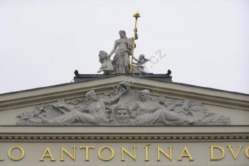 Reliéf v tympanonu divadla a sousoší nad ním ( © Jan P. Štěpánek 02/2007)