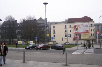 Pohled z nároží náměstí Dr. E. Beneše a Nádražní ulice do míst, kde stával německý dům ( © Jan P. Štěpánek 02/2007)