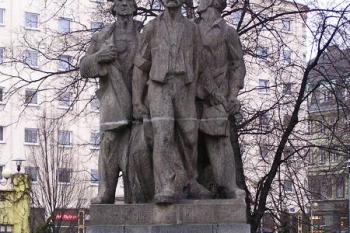 Sousoší Stávka na jámě Trojice, které stojí na místě německého domu ( © Jan P. Štěpánek 02/2007)