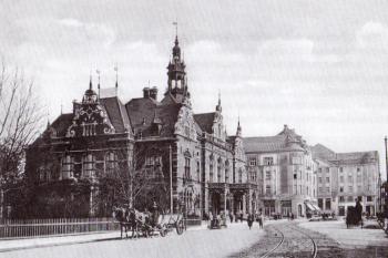 Německý dům na Nádražní ulici, pozadí hotel National ( © Zrození velkoměsta: J. Vybíral, ERA, Šlapanice 2003)