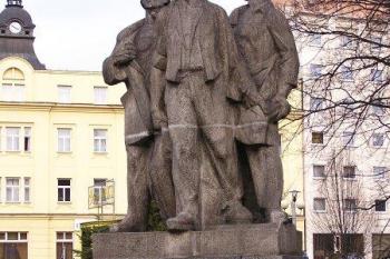 Sousoší Stávka na jámě Trojice, které stojí na místě německého domu (© Jan P. Štěpánek, 03/2007)