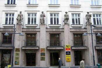Vstupní průčelí paláce Elektra s cennou sochařskou výzdobou ( © Jan P. Štěpánek 02/2007)