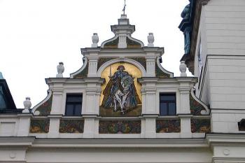 Nová radnice v Náchodě - detail štítu (Jiří z Poděbrad) (© Pavel Vítek 02/2007)