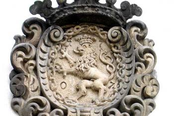 městský znak z roku 1707 ve vstupním průčelí ( © Pavel Vítek 02/2007)