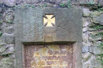 Pamětní deska hrobu vojáků z r. 1866 ( © Pavel Vítek 02/2007)