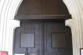 hlavní vstupní portál do kostela (© de ardoise, 06/2007)