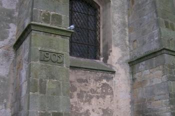 Poslední opěrný pilíř byl postaven roku 1905 po odstranění ruin severní věže. (Původní podobu chrámu sv. Mikuláše věrně zachycuje model středověké Jaroměře, který můžeme vidět v Městském muzeu-Nové radnici v Josefově.) (© Adam Prokeš, 10/2006)