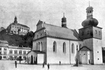 kostel se zámkem od jihu na historickém snímku (před r. 1910) ( © Zdeněk Wirth: Soupis památek historických a uměleckých v Království Českém sv. 34 - Politický okres Náchodský,  Praha 1910)
