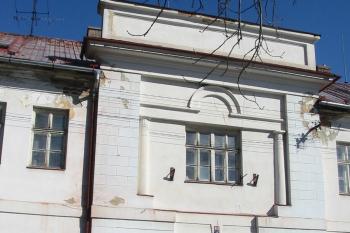 středový rizalit se vstupem v čelním zámeckém průčelí (© D Dohňanský, 03/2015)