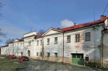 Hlavní průčelí ( © Luděk Pitter 02/2007)