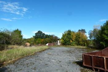 nezastavěné místo zaniklého zámku ( © Jan P. Štěpánek 10/2012)