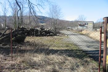 příjezd k zaniklému zámku (© D Dohňanský, 03/2015)
