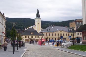 Jeseník - kostel Nanebevzetí Panny Marie - pohled přes Masarykovo náměstí (© Ivo Rozehnal, 07/2011)