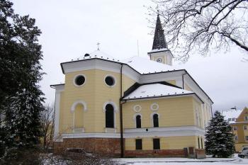 Pohled na kostel a jeho presbyterium od východu ( © Jan P. Štěpánek 12/2006)