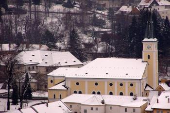 Pohled na kostel od severozápadu, z lázeňské promenády ( © Jan P. Štěpánek 12/2006)