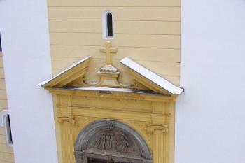 Hlavní vstup do kostela v portálu pod věží (© Jan P. Štěpánek, 12/2006)