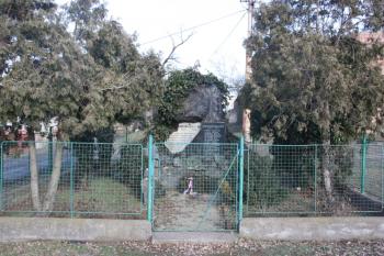 Pomník obětem obou světových válek jižně od kostela ( © Ivan Grisa 02/2011)