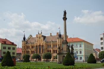 radnice s mariánským sloupem z r. 1716 (© Rodochrozit, 07/2013)