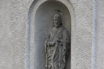Socha svatého Jana Křtitele na fasádě staré školy západně od kostela ( © Ivan Grisa 07/2010)