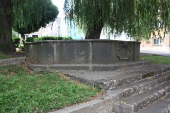 Kašna z roku 1740 nad hlavním průčelím kostela ( © Ivan Grisa 07/2010)
