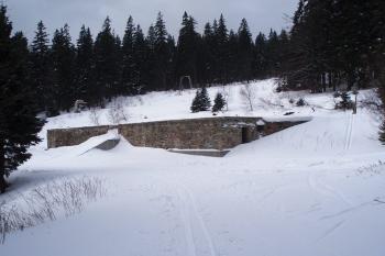 Pohled od východu na základy bývalého loveckého zámečku, pozdější turistické chaty ( © Jan P. Štěpánek 02/2007)