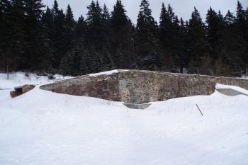 Pohled na základy bývalého loveckého zámečku, pozdější turistické chaty od jihu ( © Jan P. Štěpánek 02/2007)