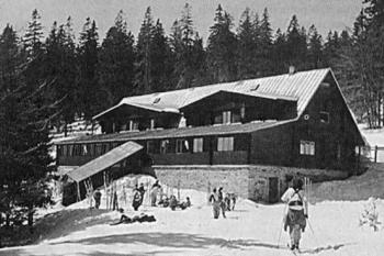 Takto vypadala Alfrédova chata po obnově v 70. letech 20. století (r. 1995) ( © Zaniklé hrady, zámky a tvrze Čech, Moravy a Slezska po roce 1945: F. Musil, M. Plaček, J. Úlovec)