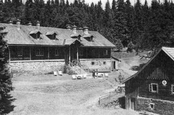 Pohled na Alfrédovu chatu kolem roku 1935, kdy již sloužila jako turistická chata ( © Zaniklé hrady, zámky a tvrze Čech, Moravy a Slezska po roce 1945: F. Musil, M. Plaček, J. Úlovec)