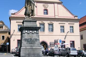 Pomník ( © Luděk Pitter 05/2004)