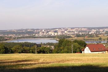 Pohled na Frýdek-Místek a přehradu Olešnou od jihu ( © Jan P. Štěpánek 2005)